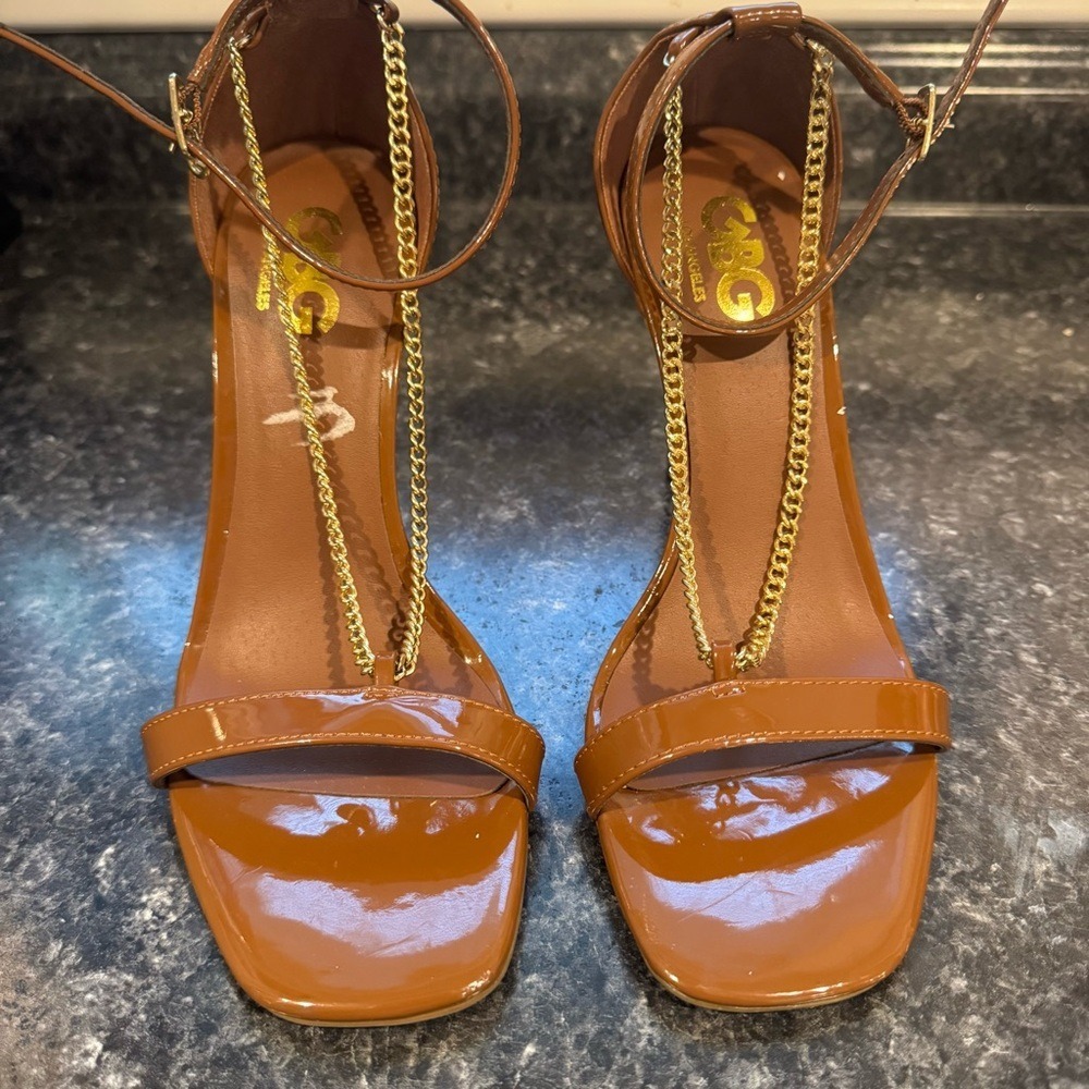 GBG Brown Shiny Patent Leather Pumps with Gold Chain Accent Womens 7.5